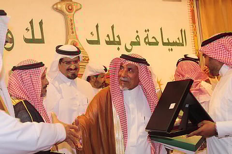 مدير "تعليم عسير" يكرّم "الشهراني" بعد تقاعده