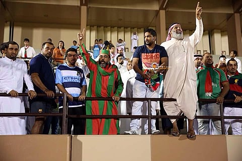 الاتفاقيون يتجمهرون أمام النادي ويطالبون برحيل الإدارة