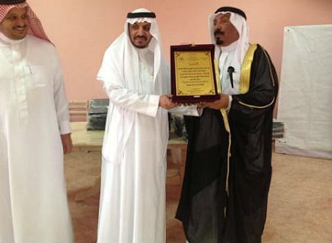 "الصخيري" يُكرّم شاعر المصيف الأول "الذويبي"