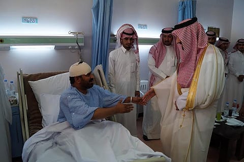 أمير منطقة عسير يطمئن على صحة العميد المهجري وزملائه