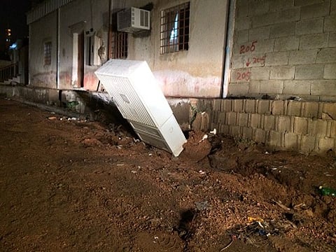 سقوط "مغذٍ كهربائي" يثير الذعر في "مضباع الحويّة"
