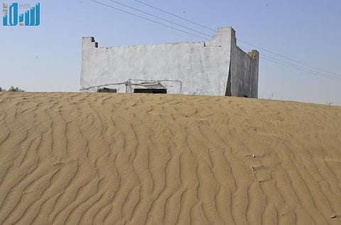 بالصور.. الرمال تطمر المساكن والمساجد في "جحيش الحوامظة" بصبيا