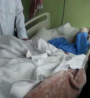 مستشفى تيماء يعجز عن إجراء عملية لمصاب بكسرٍ في الفخذ