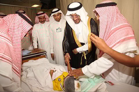 بالصور... آل الشيخ يزور الطلاب مصابي حادث العيدابي بالمستشفى