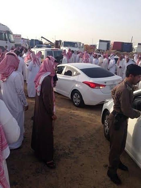 "شرطة تبوك" تُداهم موقعاً وتقبض على عدد من "المرمشين"