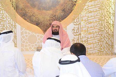 "السديس" يؤم المصلين بمسجد برج خليفة بـ "دبي"