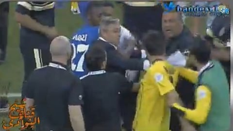 بالفيديو .. لاعب "إيراني" يحاول التهجم على "الجابر"!