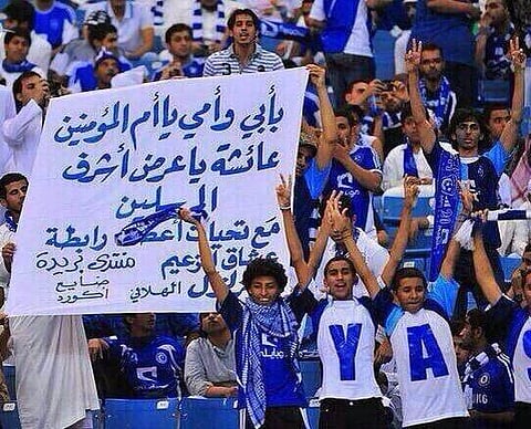 "القرني" للهلاليين: رفعتم رؤوسنا بالدفاع عن أم المؤمنين