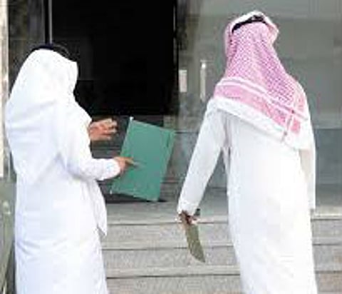 خريجو الدبلومات الصحية يطالبون بالتثبيت الفوري على الوظائف