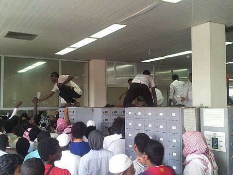 البريد السعودي يحمّل اللجنة المنظمة لنهائي الكأس مسؤولية الزحام