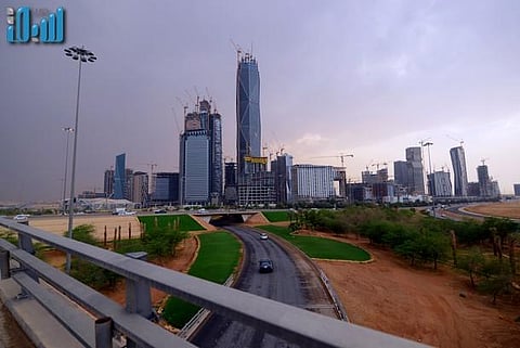 بالصور.. عواصف ترابية وغبار وأمطار على الرياض