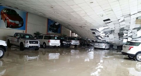 بالصور.. سقوط سقف صالة سيارات بالباحة