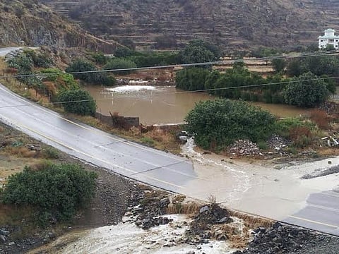 أمطار غزيرة تقطع التيار الكهربائي عن "بني مالك" بالطائف