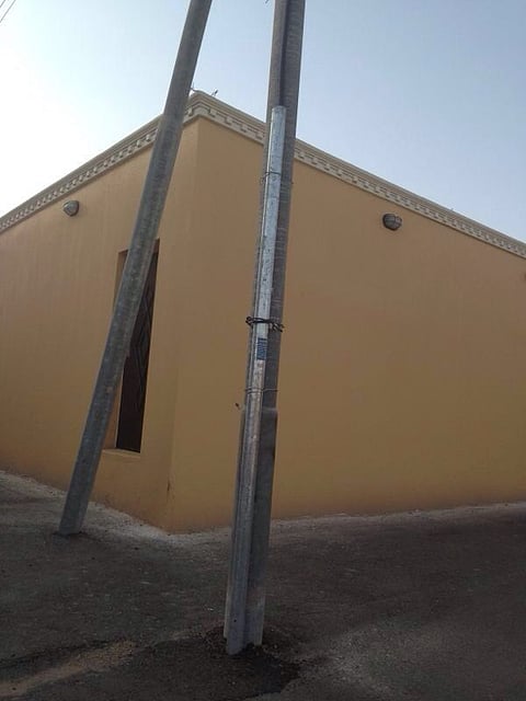 "علّاقة ملابس" لربط كيبل على عمود كهربائي لفيلا بـ"حوية الطائف"