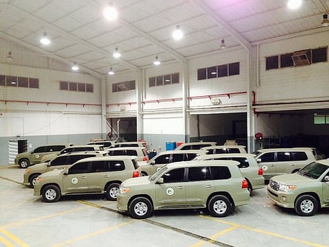 السيارات المصفحة بعد طلائها باللون الرسمي لحرس الحدود