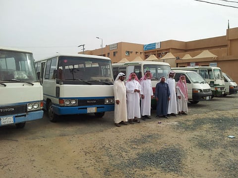 سائقو حافلات طالبات بلقرن بلا رواتب منذ 5 أشهر مضت