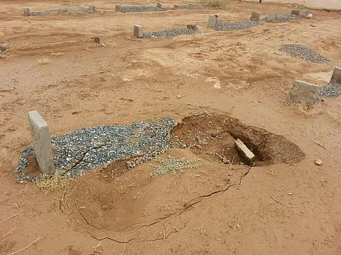 للمرة الثانية.. مياه السيول تغمر مقبرة "جميع" ببيشة