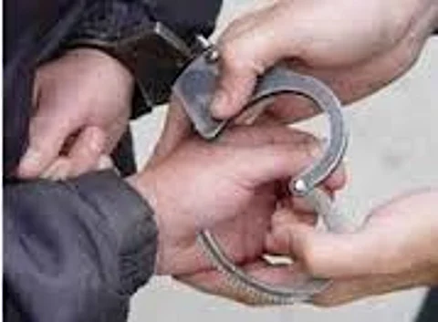 الإطاحة بلص وفرار آخر سرقا سيارتين في "خميس مشيط"
