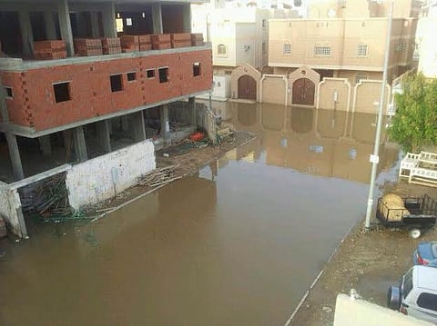 سكان "شافعي مكة" يعانون من حصار المياه لبيوتهم بعد الأمطار