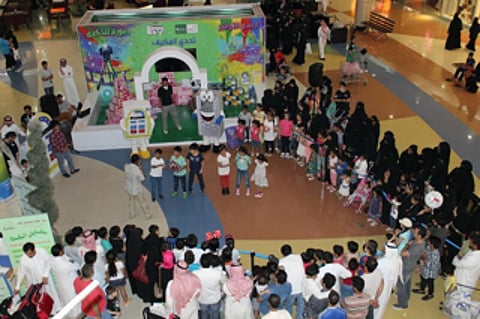 بالصور.. حملة "تقدر.." للتكييف أمام المتسوقين في مولات الرياض