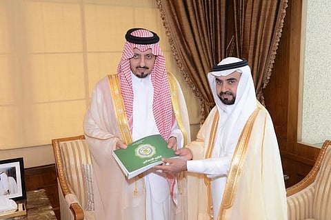 "العنزي" يُسلم "أمير عسير" التقرير الإحصائي لمكافحة المخدرات