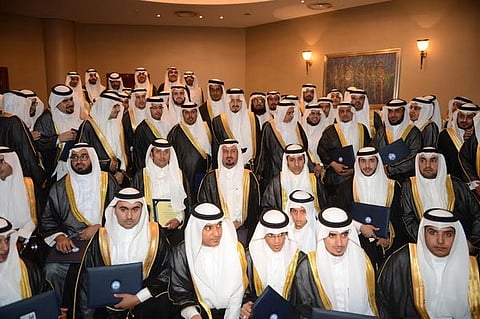 أمير عسير يناقش تقرير لجنة متابعة المشاريع المتعثرة