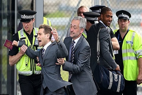 ممثل كوميدي حاول السفر مع منتخب إنجلترا متخفياً