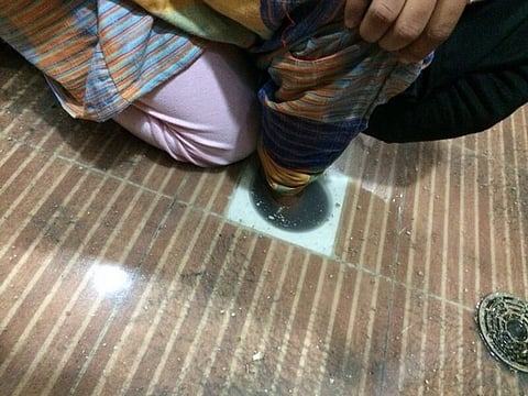 إنقاذ عاملة منزلية علقت يدها بداخل أنبوب لتصريف المياه