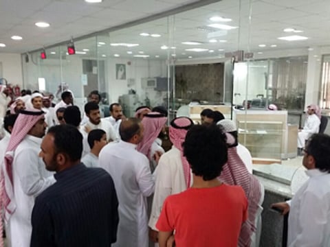 بالفيديو.. تكدس عشرات المواطنين في عسير بحثاً عن الماء