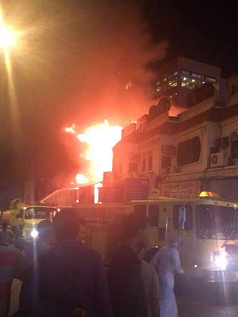 بالصور.. السيطرة على حريق في مطعم ومحلين بـ"الجبيل"