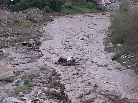 بالفيديو والصور.. سيول الداير تجرف مركبات متجاهلي تحذيرات "المدني"