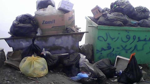 أهالي "جبل آل سعيد": النفايات تتراكم بشوارعنا منذ أسابيع