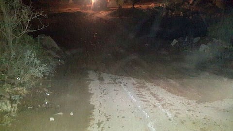 "بلدية العيدابي" تعيد فتح الطرق في "مصيدة الريث"