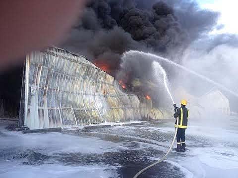 بالفيديو والصور.. حريق في مجموعة بركسات تابعة لشركة كرستال بينبع الصناعية