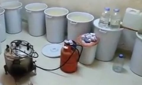 بالفيديو.. ضبط مصنع خمور في "مجديرة صبيا"