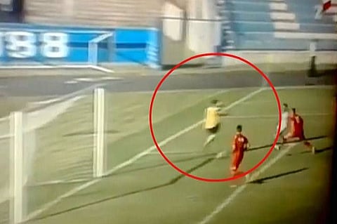 بالفيديو.. خطأ فادح يتسبب في اتهام حارس مرمى بالتلاعب بنتيجة مباراة