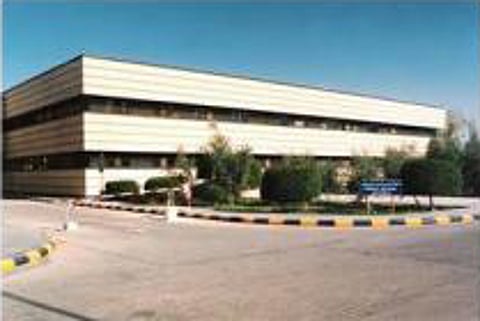 مراجع وشقيقه يعتديان بالضرب على ممرضة بمستشفى القريات