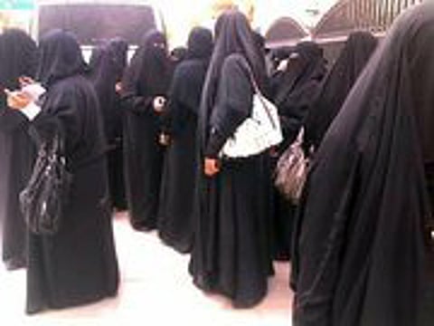 خريجات الخدمة الاجتماعية يَشْكُونَ استبعادَهنَّ من الوظائف