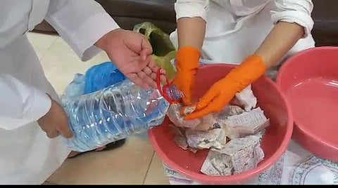 بالصور.. هيئة الشمالية تضبط آسيوياً أهان أوراقاً بها آيات قرآنية