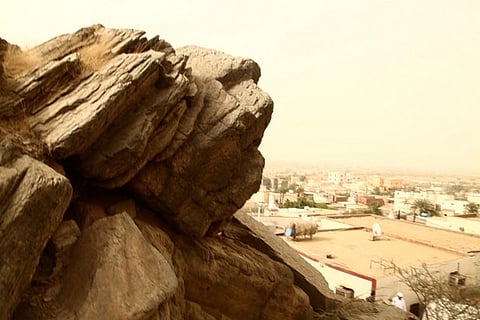 بالصور.. صخرة "الحقو" تتشقق من جديد.. والسكان يترقبون نتائج اللجان