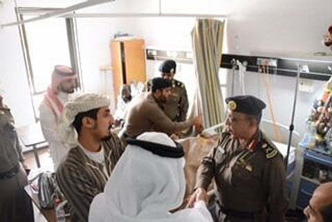 صيقل يزور مصابي الدفاع المدني بمستشفى عسير المركزي