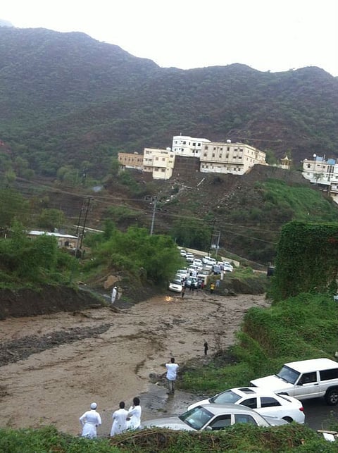 بالصور.. أمطار غزيرة تزين جبال رجال ألمع وتغمرها بالشلالات