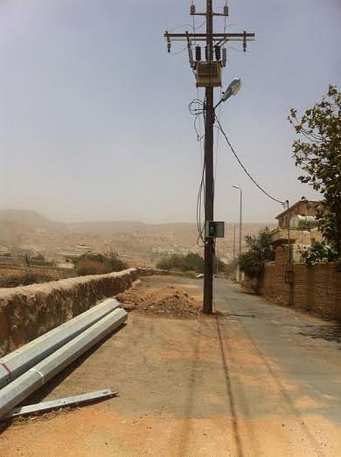 عمود إنارة يعترض طريق أهالي "فوقاء" بمحافظة خثعم