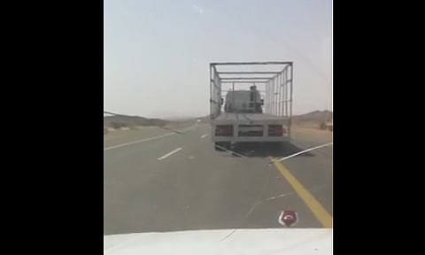 بالفيديو .. شاحنة تتجاوز سرعتها 140 كم/س بطريق تثليث- بيشة