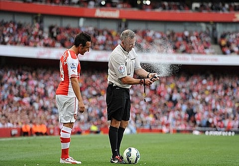 فيديو طريف لحكم إنجليزي فشل في استخدام الرذاذ المتلاشي