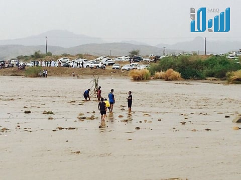 بالصور.. شباب وعائلات يتجاهلون التحذيرات وينزلون سيل خُلب