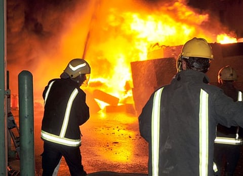 حريقٌ بمستودع مفروشات داخل أحد الأحياء السكنية بحفر الباطن