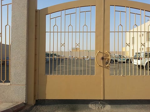 شاهد .. كُتب مدرسية تتكدَّس في العراء بـ "تعليم بقعاء"