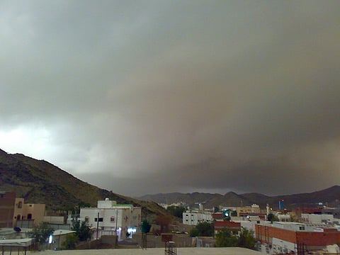 الباحة.. تحذيرات من سحب رعدية ممطرة ورياح سطحية