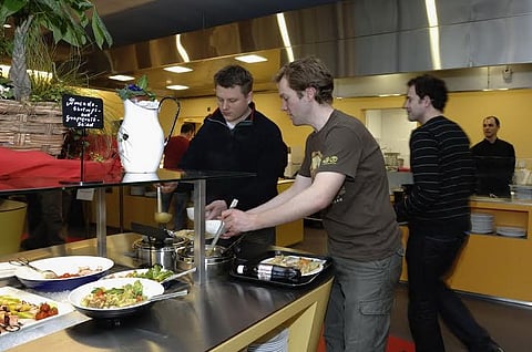 "جوجل" تنفق مليون دولار شهرياً لإطعام موظفيها